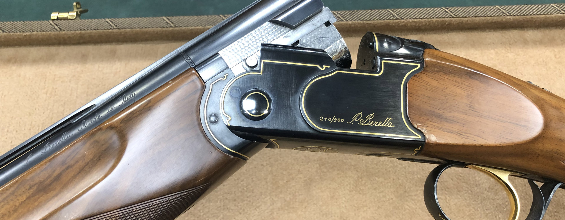 beretta-gold-black-tercentennial-metaheirismeno-super-pose-999-0931